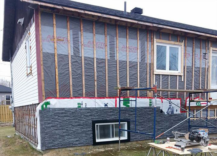 Installation d'un nouveau revêtement extérieur sur une résidence
